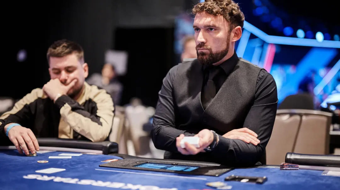 德州撲克發牌（pái）員失誤 亮牌這手（shǒu）牌到底（dǐ）該不（bú）該棄？